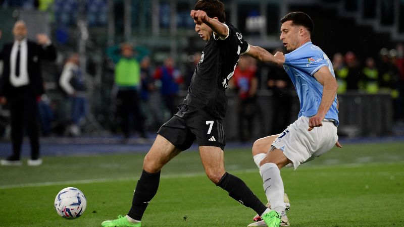 El delantero italiano de la Juventus, Federico Chiesa, lucha por el balón con el defensor de la Lazio, Nicolo Casale.