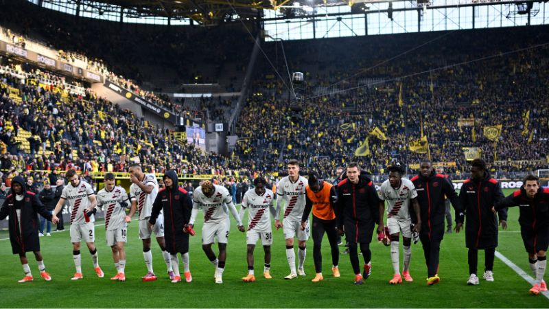 Los jugadores del Leverkusen animan a sus aficionados después del 1-1 contra el Borussia Dortmund.