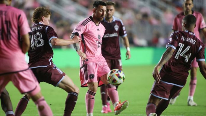 El delantero argentino del Inter Miami, Lionel Messi, avanza durante el partido frente Colorado Rapids.