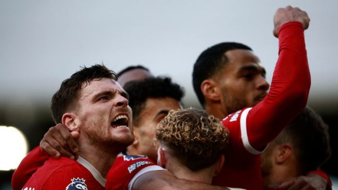 El defensor escocés del Liverpool, Andrew Robertson, celebra el tercer gol durante el partido contra Fulham.