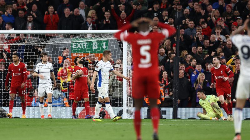 El delantero egipcio del Liverpool, Mohamed Salah, reacciona después de que le anularan su gol durante el partido de ida de los cuartos de final de la Liga Europea contra el Atalanta.