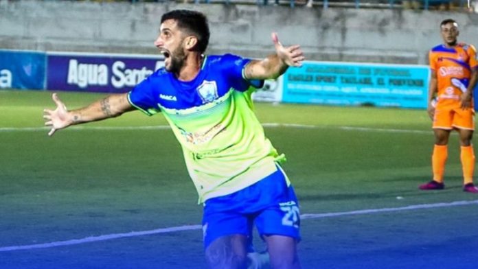 El argentino Lucas Campana celebra el gol que le dio el triunfo a Potros de Olancho FC sobre Lobos UPNFM.