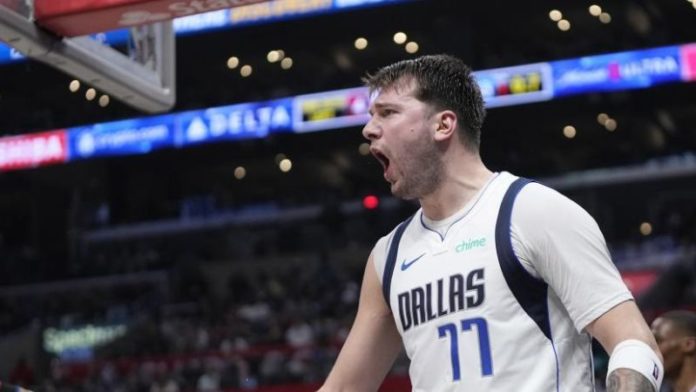 Con una exhibición de 32 puntos de Luka Doncic, los Dallas Mavericks vencieron 96-93 a Los Angeles Clippers.