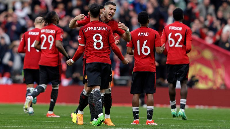 Los jugadores del Manchester United celebran después de los lanzamientos de penal en el partido de semifinal de la Copa FA inglesa contra el Coventry City.