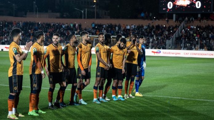 Los jugadores del RS Berkane de Marruecos están en el campo mientras esperan al equipo USM Alger.