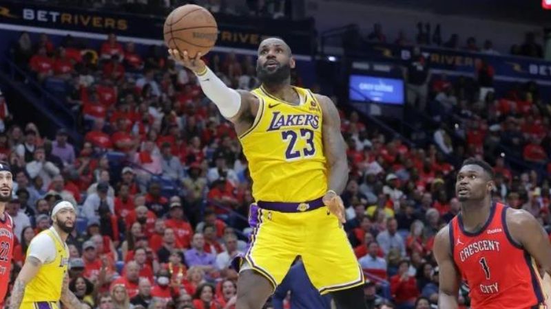 LeBron James, de los Lakers, lanza a canasta ante la mirada de Zion Williamson de los Pelicans.