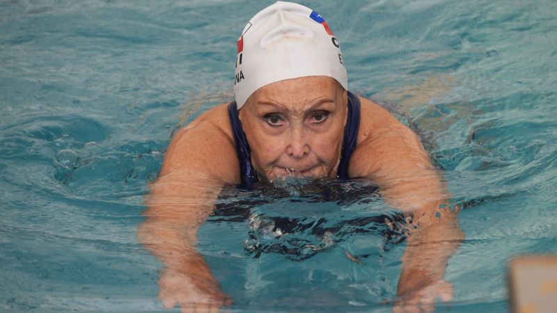 La nadadora chilena Eliana Busch, de 89 años, nada durante una sesión de entrenamiento en Viña del Mar, Chile.