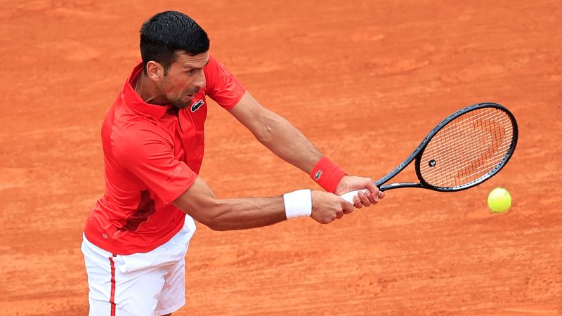 El serbio Novak Djokovic juega un revés contra el ruso Roman Safiullin.