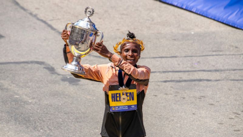 Hellen Obiri de Kenia sostiene el trofeo después de ganar el primer lugar en el campo profesional femenino durante el 128º Maratón de Boston.
