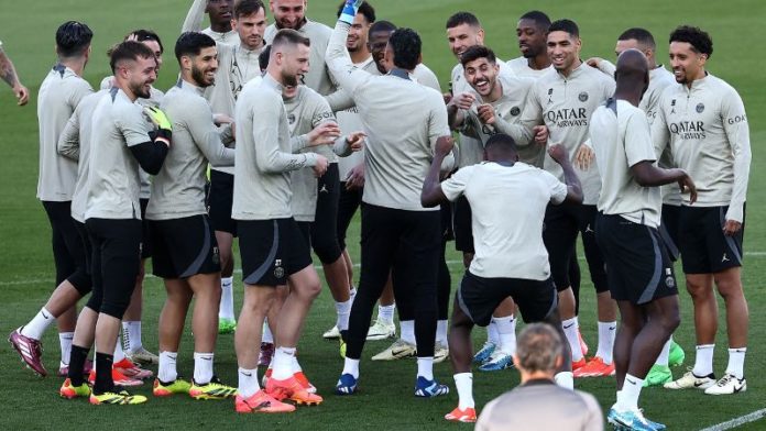 Los jugadores del Paris Saint-Germain asisten a una sesión de entrenamiento en vísperas del partido de vuelta de los cuartos de final de la Liga de Campeones de la UEFA contra el FC Barcelona en el Estadio Olímpico Lluis Companys.