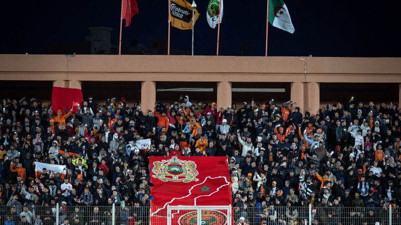 Los partidarios del RS Berkane de Marruecos sostienen pancartas antes del partido de vuelta de la semifinal de fútbol de la Copa Confederación CAF entre el RS Berkane de Marruecos y el USM Alger de Argelia.