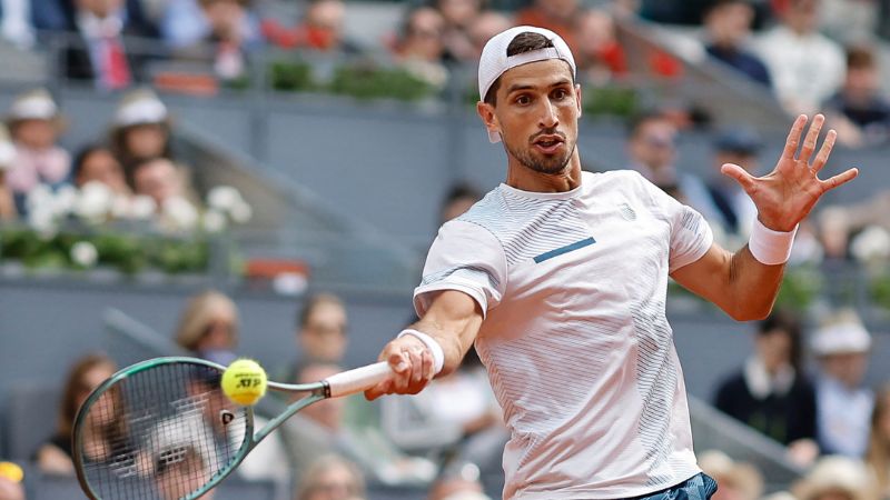 El argentino Pedro Cachin devuelve el balón al español Rafael Nadal durante la tercera ronda del torneo de tenis ATP Tour Madrid Open 2024.