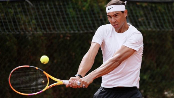 El español Rafael Nadal juega un revés durante un entrenamiento en vísperas de su partido durante el torneo de tenis ATP Barcelona Open "Conde de Godó".