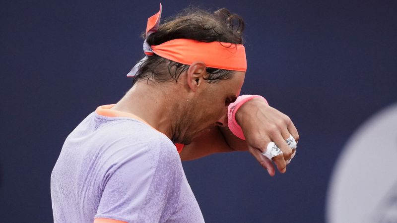 El tenista español Rafael Nadal se despidió en las primeras de cambio en el torneo de Barcelona, al caer frente a Alex de Miñaur,.