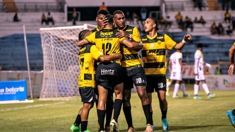 Los jugadores del Real España esperan celebrar este miércoles en casa frente a Olimpia.