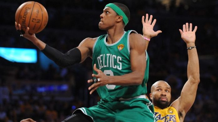 Foto de archivo donde el jugador de los Boston Celtics, Rajon Rondo, dispara mientras el base de los LA Lakers, Derek Fisher (derecha), observa.