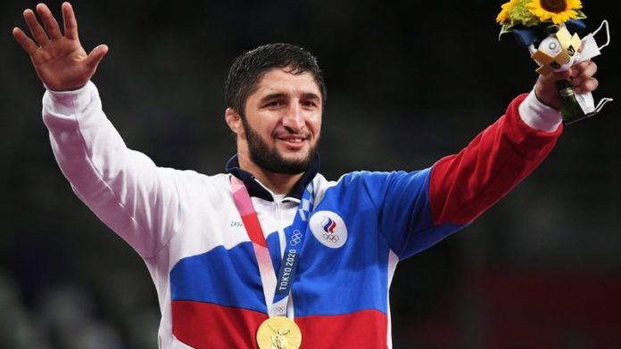 El ruso Abdulrashid Sadulaev, doble campeón olímpico de lucha libre, fue excluido del torneo europeo de clasificación para los Juegos de París.