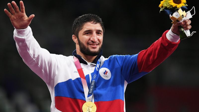 El ruso Abdulrashid Sadulaev, doble campeón olímpico de lucha libre, fue excluido del torneo europeo de clasificación para los Juegos de París.