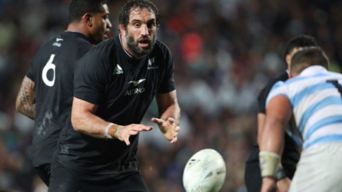 En la foto de archivo, Sam Whitelock de Nueva Zelanda toma el balón durante el partido de prueba del sindicato de rugby entre Nueva Zelanda y Argentina.