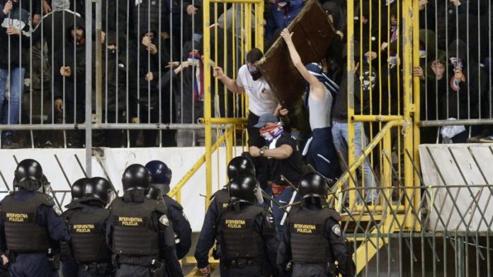 Miembros de la base de ultra fans de Hajduk Split, conocida como Torcida, se enfrentan con la policía en el estadio Poljud de Split.