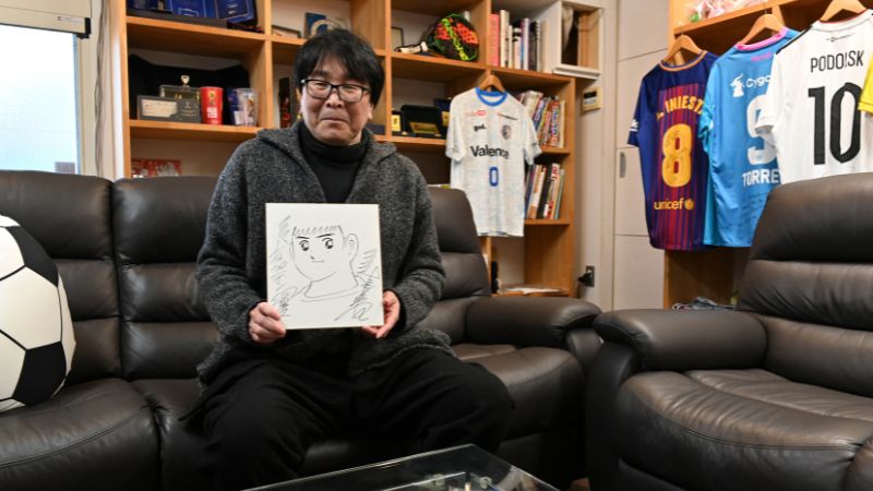 En la fotografía de archivo se muestra al dibujante y mangaka japonés Yoichi Takahashi, más conocido por su obra 