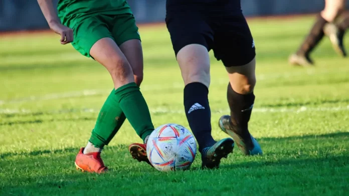 El portero Hossein Hosseini fue suspendido un partido por la Federación Iraní de Fútbol después de haber abrazado a una aficionada.