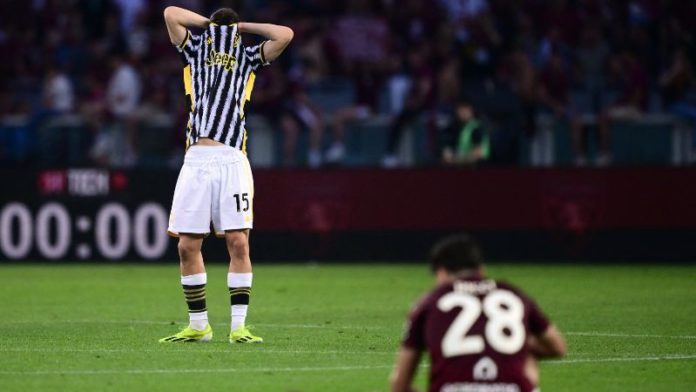 El delantero turco de la Juventus, Kenan Yidliz, reacciona al final del partido que empataron contra Torino.