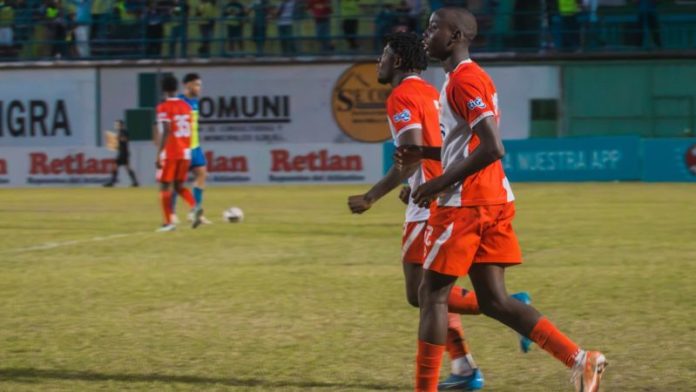 Los jugadores de Vida celebraron a lo grande el punto que lograron en su visita a Potros de Olancho FC.