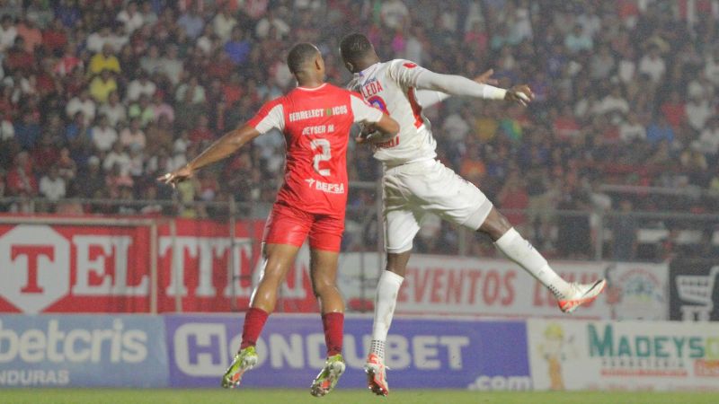 Yustin Arboleda salta por el balón con el volante de contención de la Real Sociedad, Deyron Martínez.