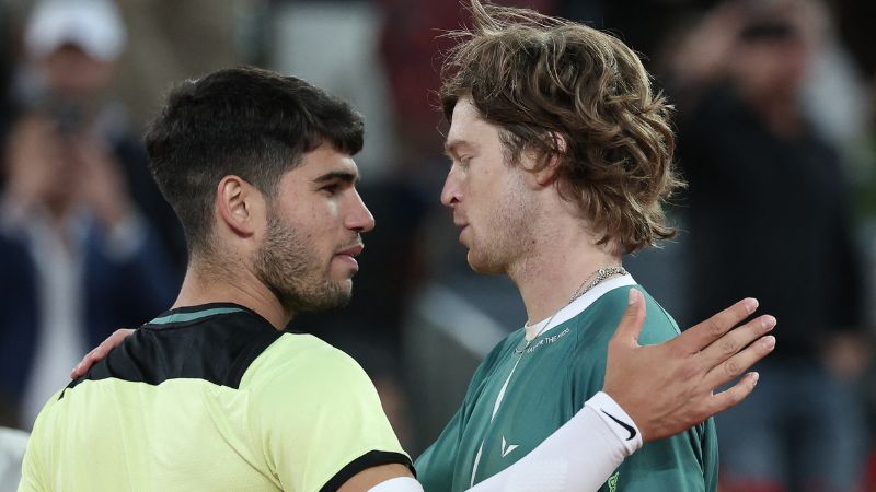 El tenista ruso Andrey Rublev saluda al español Carlos Alcaraz.