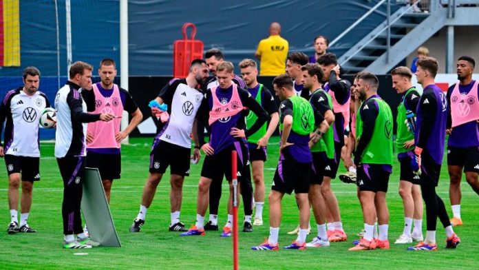 El entrenador alemán Julian Nagelsmann habla con sus jugadores en una sesión de entrenamiento pública en Jena.