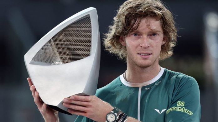 El ruso Andrey Rublev sostiene su trofeo después de ganar la final de tenis individual del torneo ATP Tour Madrid Open 2024 en la Caja Mágica de Madrid.