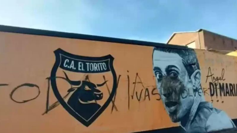 Un mural con el rostro de Ángel Di María ha sido manchado en Rosario.