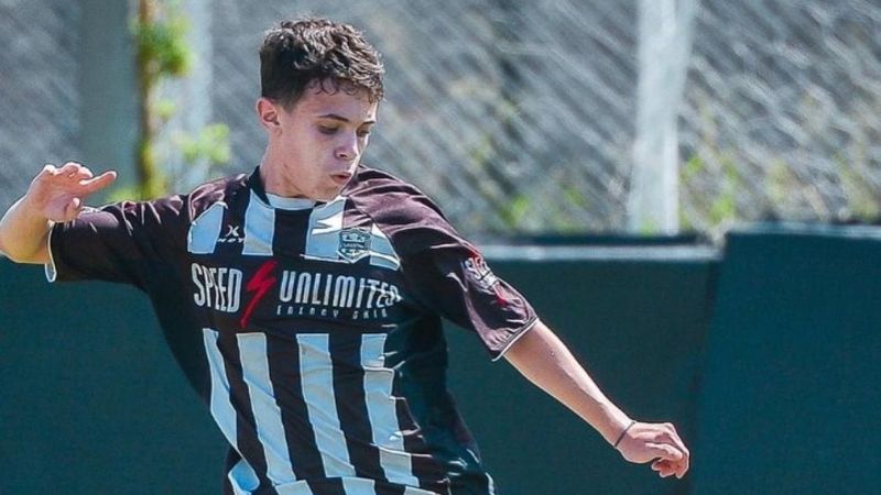 El juvenil Mateo Apolonio, con 14 años y 29 días, del club Deportivo Riestra, se convirtió en el futbolista más joven en debutar en un partido oficial de la primera división de Argentina.