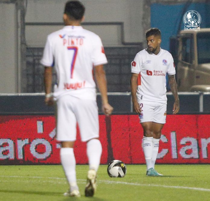 Gabriel Araujo tiene ganando a Olimpia 1-0 en la primera parte del partido de repechaje contra Real España.