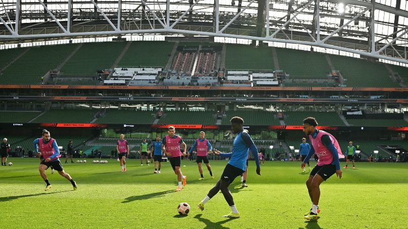 Los jugadores del Atalanta participan en una sesión de entrenamiento en el estadio Dublin Arena.