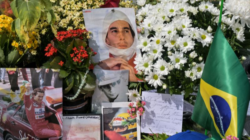 La gente deposita flores en la tumba del piloto brasileño de F1 Ayrton Senna en Sao Paulo, Brasil.