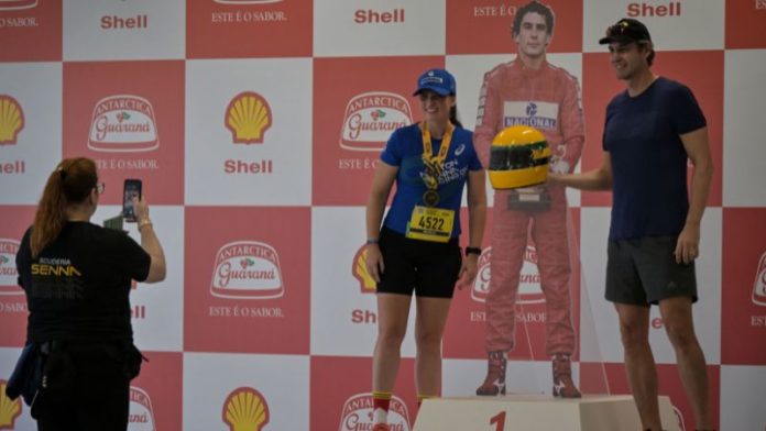 La gente posa para una fotografía en la exposición de Ayrton Senna en el hipódromo José Carlos Pace.