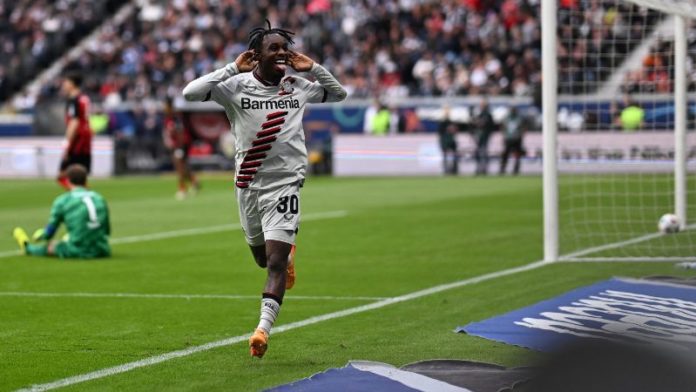 El defensa holandés del Bayer Leverkusen, Jeremie Frimpong, celebra marcar un gol durante el partido contra el Eintracht Frankfurt.