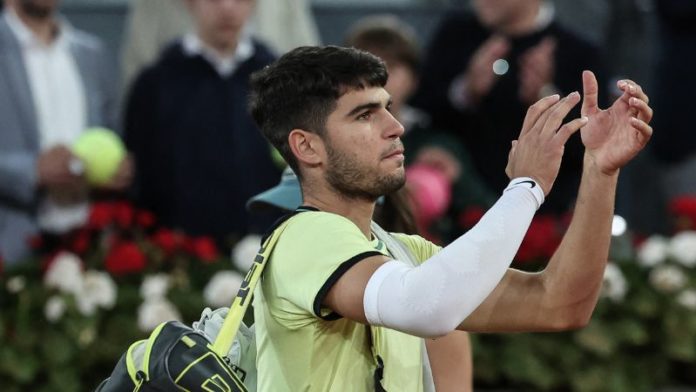 El español Carlos Alcaraz hace gestos después de perder contra el ruso Andrey Rublev,