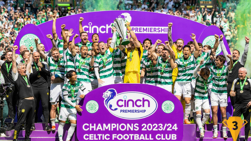 Los jugadores del Celtic levantan la copa de campeón de la temporada 2023-2024 de la liga de Escocia.