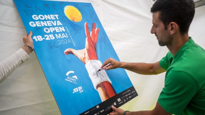 El tenista serbio Novak Djokovic firma un cartel en vísperas de su primer partido en el torneo de tenis ATP 250 Geneva Open, en Ginebra.