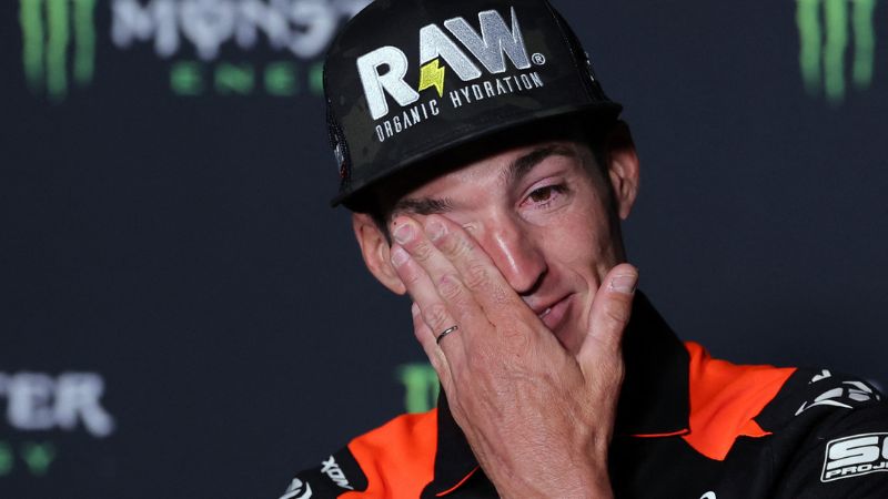 El piloto español de Aprilia, Aleix Espargaró, se emociona después de anunciar su retiro de MotoGP al final de la temporada 2024.