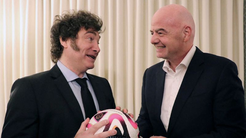 El presidente de Argentina, Javier Milei y el titular de la FIFA, Gianni Infantino, posando con un balón 