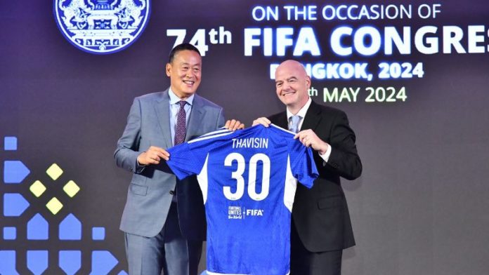 El primer ministro de Tailandia, Srettha Thavisin, recibe una camiseta con su nombre de manos del presidente de la FIFA, Gianni Infantino.