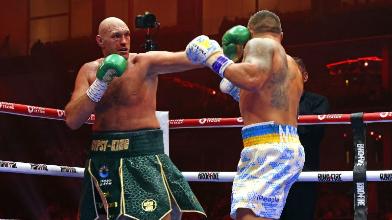 Oleksandr Usyk de Ucrania lucha contra Tyson Fury de Gran Bretaña durante una pelea por el campeonato mundial de boxeo de peso pesado.