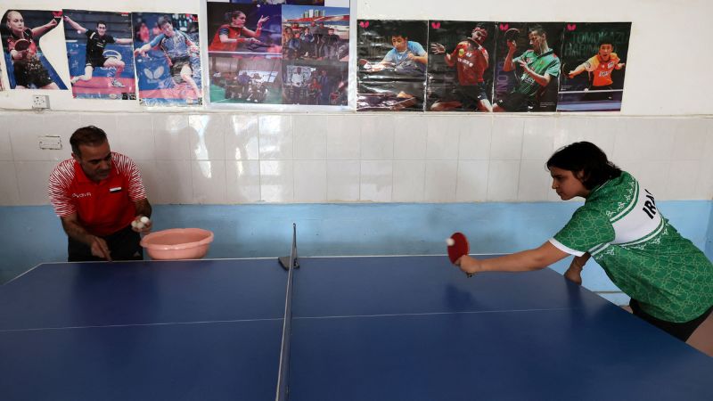 La atleta de tenis de mesa paralímpica iraquí Najlah Imad, hace ejercicios en las instalaciones del Club Al-Mawaheb en Baqubah.