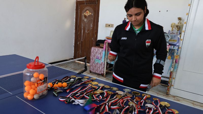 Najlah Imad, atleta de tenis de mesa paralímpica iraquí, muestra sus medallas en su casa en Baqubah,