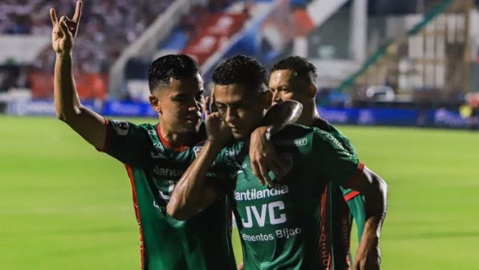 Issac Castilo celebra con Alexy Vega en uno de los partidos del Marathón en el torneo de Clausura.