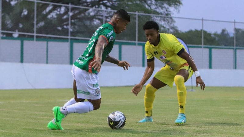 El atacante de Marathón, Iván López, enfrenta a Andrés Dávila de Génesis Comayagua.